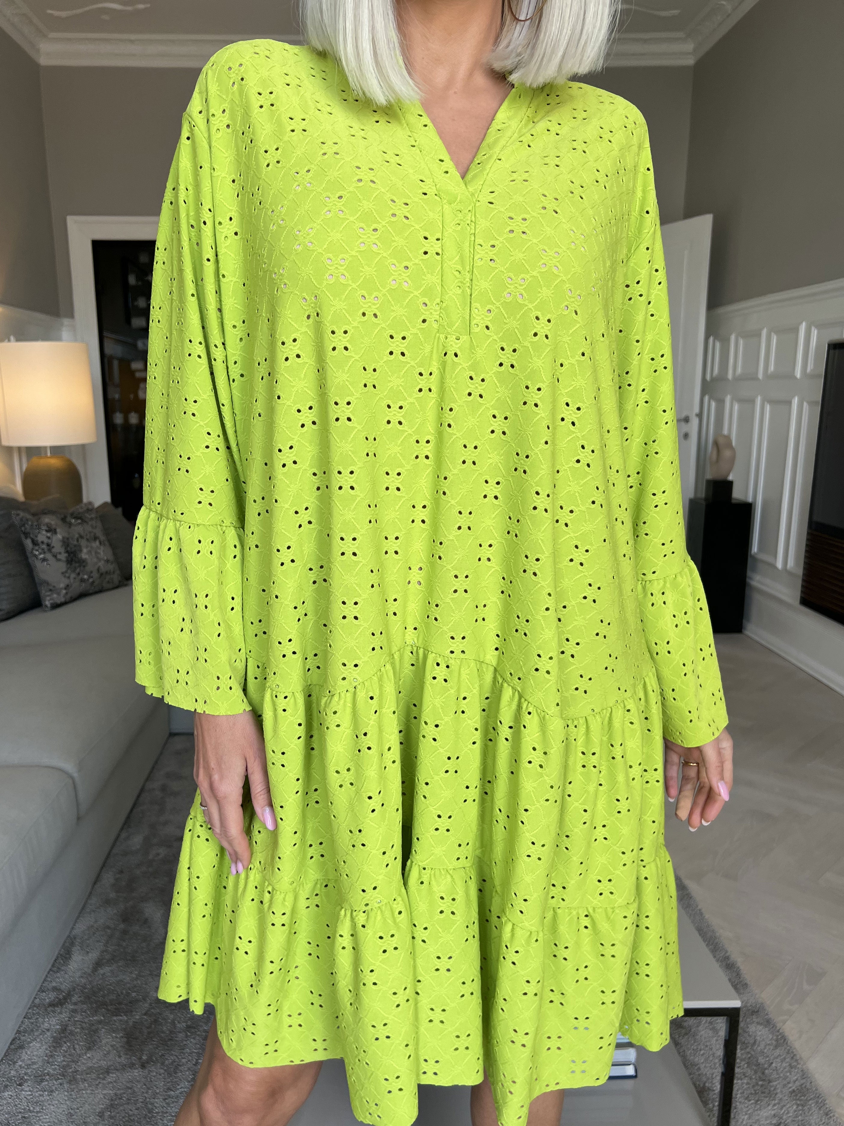 Indiana - Sød elastisk kjole i broderi anglaise